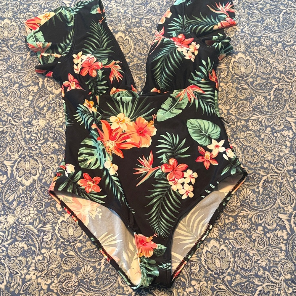 Cupshe Black Floral One Piece Swimsuit. Size L